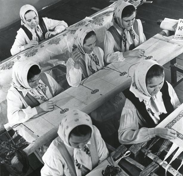 "Вышивальщицы фабрики «Паха т&#277;р&#277;». 1964."
