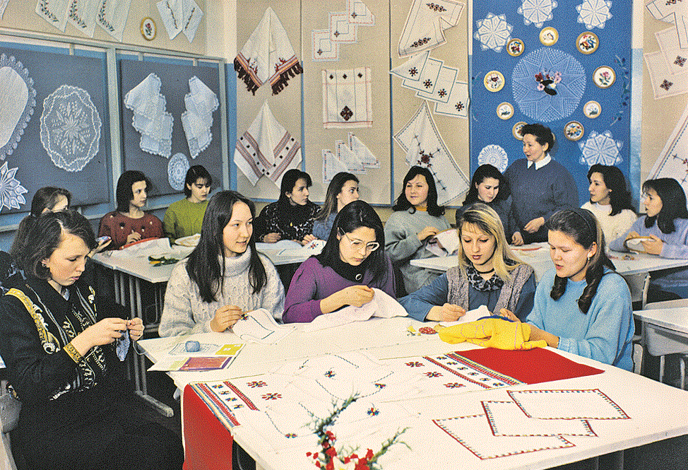 "Профессионально-техническое училище № 23. Группа портных-вышивальщиц. Чебоксары. Фото 1989."