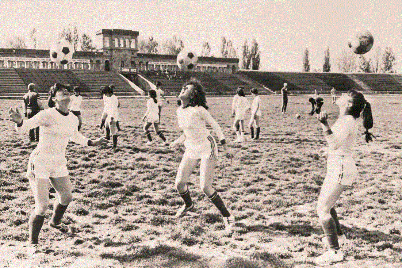 "Женская футбольная команда «Волжанка» на тренировке. 1988."