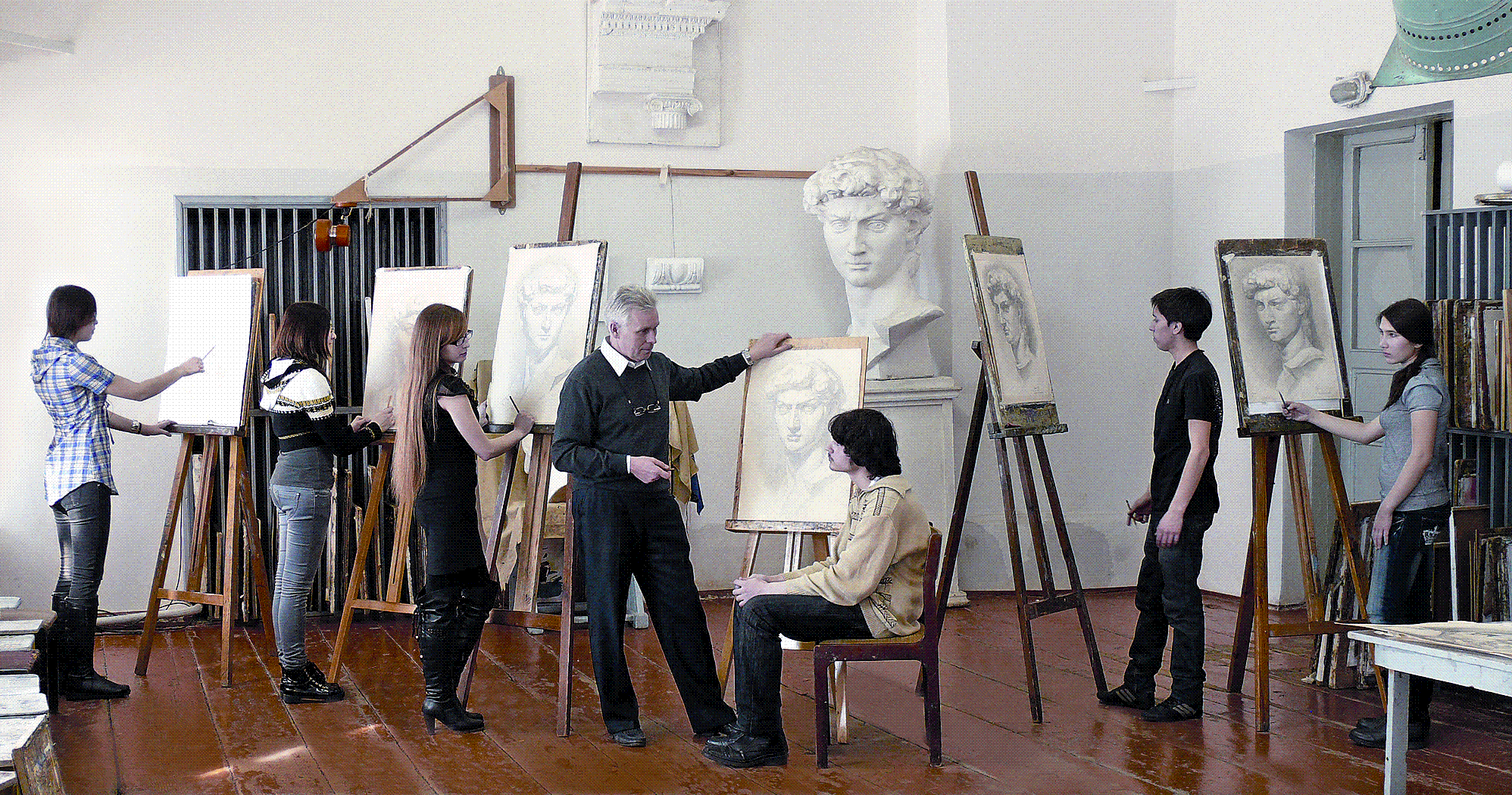 "Чебоксарское художест­венное училище (техникум). Занятия по рисунку. Фото 2011."